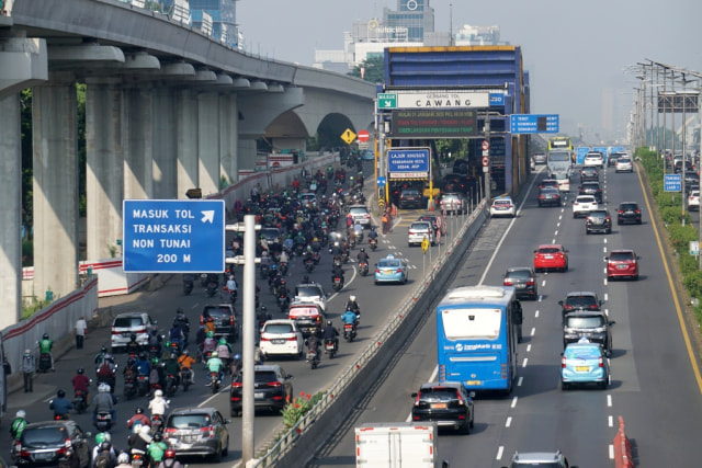 Sejumlah pengendara kendaraan bermotor melintasi kawasan dekat pintu Tol Cawang, Jakarta, Rabu (29/1). Foto: Fanny Kusumawardhani/kumparan