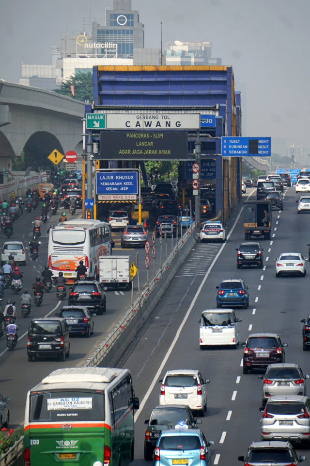 Sejumlah pengendara kendaraan bermotor melintasi kawasan dekat gerbang Tol Cawang, Jakarta, Rabu (29/1). Foto: Fanny Kusumawardhani/kumparan