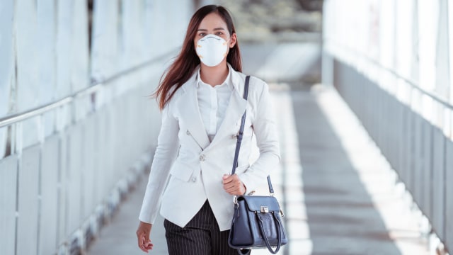 Ilustrasi orang memakai masker N95. Foto: Shutter Stock 