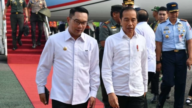 Presiden Joko Widodo didampingi Gubernur Jawa Barat Ridwan Kamil saat akan meresmikan terowongan Nanjung yang berlokasi di Kabupaten Bandung, Rabu (29/1). Foto: BPMI Setpres/Laily Rachev