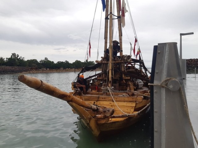 Perahu tradisional Bugis Makassar Padewakkang berlabuh di Cullen Bay Marina, Darwin Australia, (Foto: Ridwan  Alimuddin).