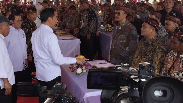Presiden Jokowi menyaksikan penandatanganan massal kontrak pengerjaan Kementerian Pekerjaan Umum dan Perumahan Rakyat (KemenPUPR). Foto: Rafyq Panjaitan/kumparan