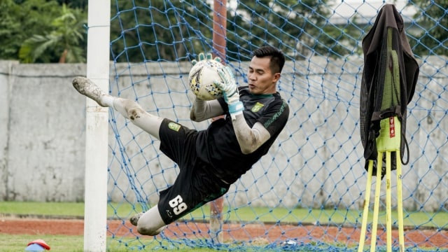 Kiper baru Persebaya, Angga Saputra. Foto: Dok. Media Persebaya