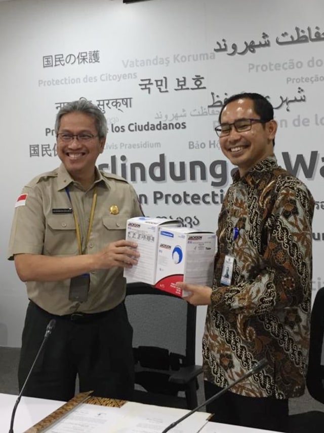 BNPB Serahkan 10 Ribu Masker N95 untuk WNI di Wuhan ke Kemenlu, Rabu (29/1). Foto: Darin Atiandina/kumparan