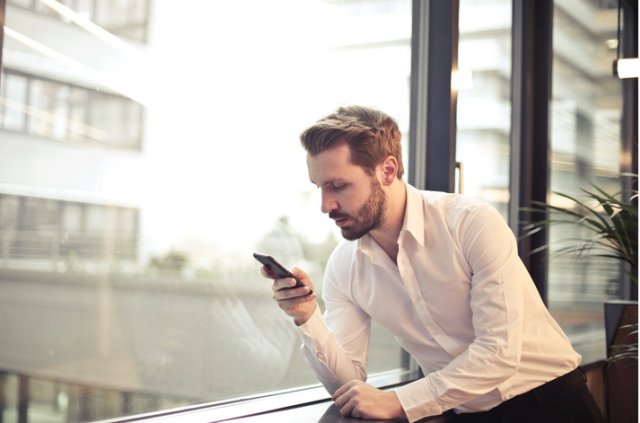 Fear of Mising Out alias FOMO adalah rasa takut akan ketinggalan berita atau hal baru | Photo by Pexels/bruce mars