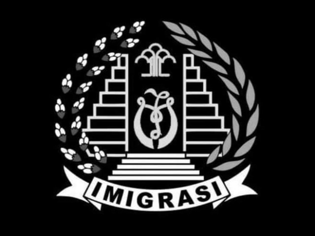 Sejumlah pegawai imigrasi pasang logo hitam imigrasi usai Ronny F Sompie diberhentikan.  Foto: Dok. Istimewa