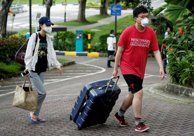 Seorang mahasiswa asal China di asrama yang digunakan sebagai zona karantina di Universitas Teknologi Nanyang di Singapura. Foto: REUTERS / Feline Lim
