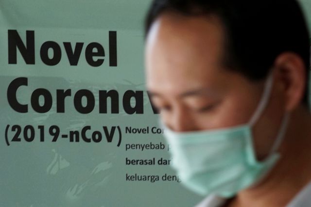 Pengunjung rumah sakit RSPI Sulianti Saroso mengenakan masker. Foto: Jamal Ramadhan/kumparan