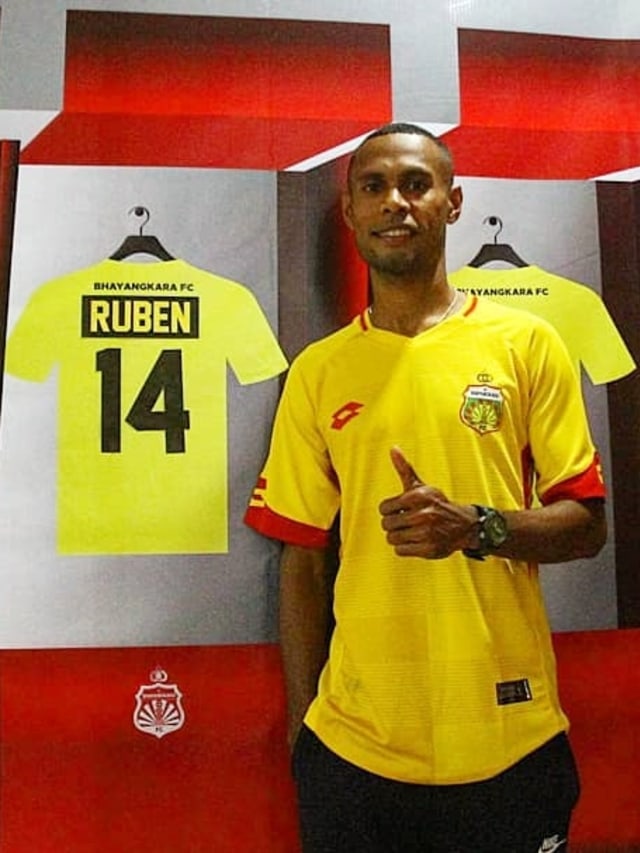 Ruben Sanadi resmi ke Bhayangkara. Foto: Instagram / @ruben_k.sanadi14