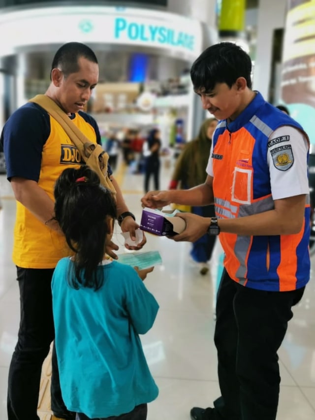 KAI Daop 1 Bagikan Masker hingga Cek Kesehatan Penumpang Foto: Dok. KAI