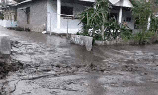 Banjir lumpur di permukiman dekat akses utama menuju Kawah Ijen. Foto: Dok. Istimewa
