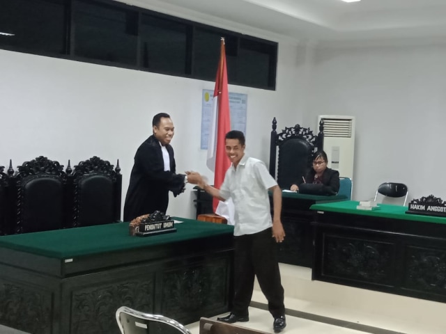 Konsultan Pengawas proyek NTT Fair, Ferry Jons Pandie divonis 4,6 tahun penjara dalam gelar sidang yang digelar di Pengadilan Tipikor Kupang, Selasa (28/1/2020). Foto: Ola Keda.