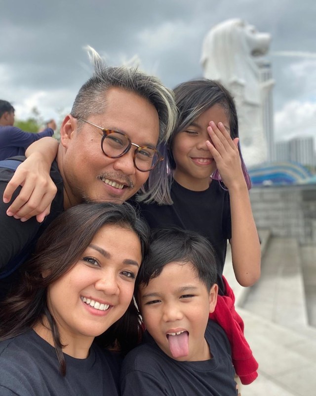 Nirina Zubir dan keluarganya. Foto: Instagram/@nirinazubir_