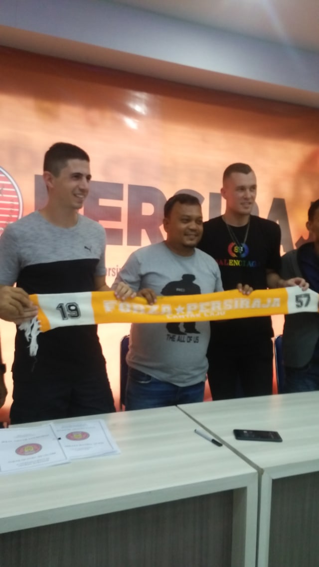 Bruno Dybal (kiri) dan Adam Mitter (kanan) berfoto bersama Sekretaris Umum Persiraja, Rahmat Djailani, usai menandatangani kontrak, Rabu (29/1) sore. Foto: Husaini/acehkini