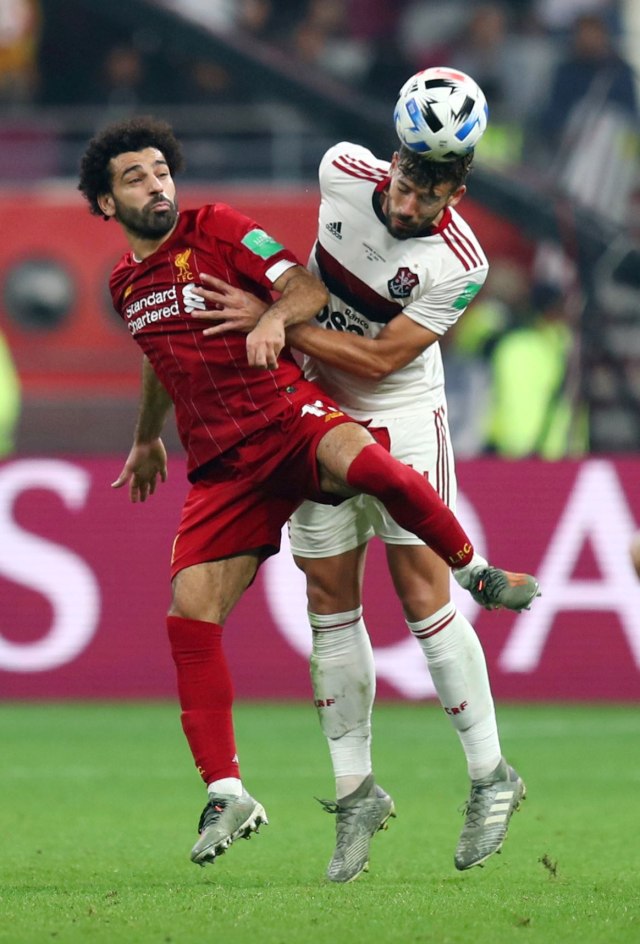 Pablo Mari berduel dengan Mohamed Salah di final Piala Dunia Antarklub 2019. Foto: REUTERS/Ibraheem Al Omari/File Photo