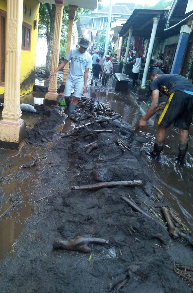 Warga membersihkan sisa banjir lumpur di Desa Sempol, Kecamatan Ijen, Bondowoso, Jawa Timur, Rabu (29/1/2020). Foto: ANTARA FOTO/Imelia