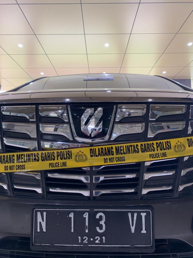 Mobil milik tersangka penipu Putri Arab disita di Gedung Bareskrim Polri. Foto: Mirsan/kumparan