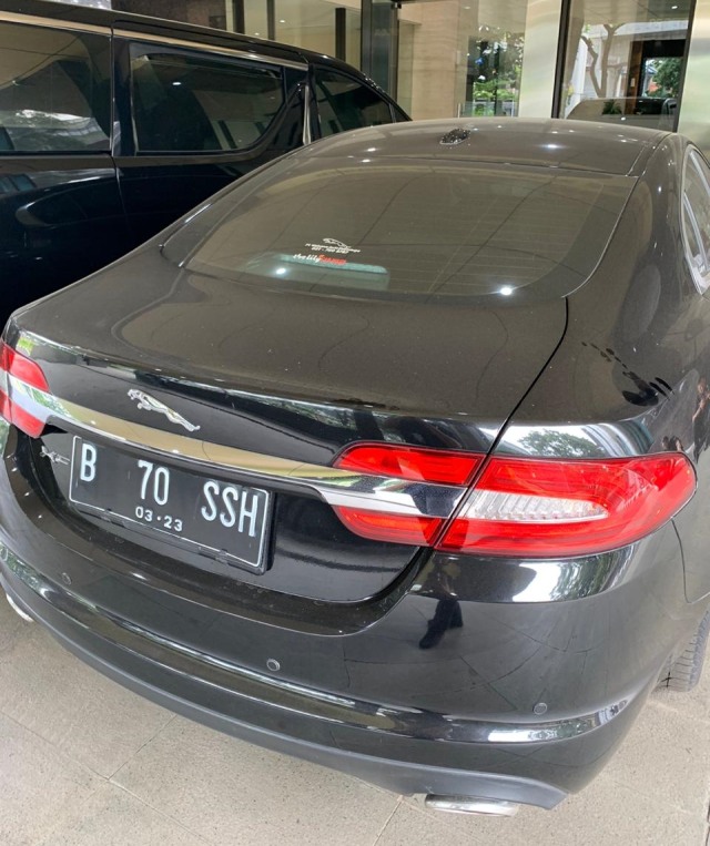 Mobil milik tersangka penipu Putri Arab disita di Gedung Bareskrim Polri. Foto: Mirsan/kumparan