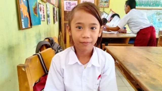 Asmarani Dongku, anak Sekolah Dasar dari Desa Pandiri, Kecamatan Lage, Kabupaten Poso, peraih juara I lari 21 kilometer. Foto: ANTARA/Fery Timparosa