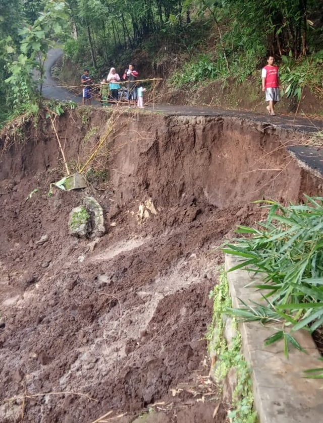 Jalan penghubung antardukuh di Desa Galuhtimur, Kecamatan Tonjong, Kabupaten Brebes, longsor, Rabu malam (29/1/2020). (Foto: Istimewa)
