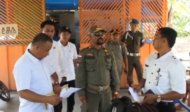 Satpol PP Pemda Kolaka Utara, saat merazia para ASN yang sedang di luar kantor saat jam kerja, Foto: Lukman Budianto/kendarinesia.