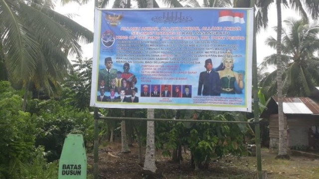 Baliho kerajaan King of The King yang sempat terpasang di Desa Kaluku Nangka, Kabupaten Pasangkayu, Sulawesi Barat. Foto: Dok. Istimewa