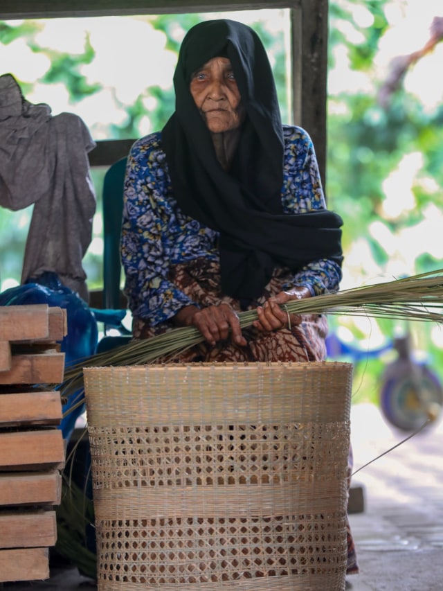 Seorang penganyam bemban di Lampanah Tunong, Indrapuri, Aceh Besar. Foto: Suparta/acehkini