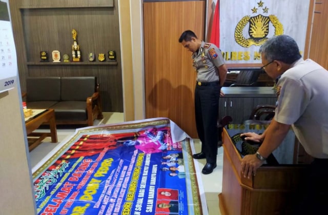 Kapolres Nganjuk AKBP Handono Subiakto melihat barang bukti yang disita dari para pengikut IMD 'King of The King' di Nganjuk. Dok: Jatimnow