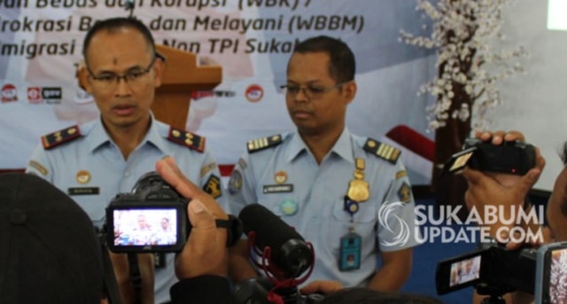 Kepala Kantor Imigrasi Kelas II Non TPI Sukabumi Nurudin dan Kepala Seksi Teknologi Informasi dan Komunikasi Keimigrasian Kantor Imigrasi Kelas II Non TPI Sukabumi Adi Heryadi (kanan). | Sumber Foto:Oksa BC