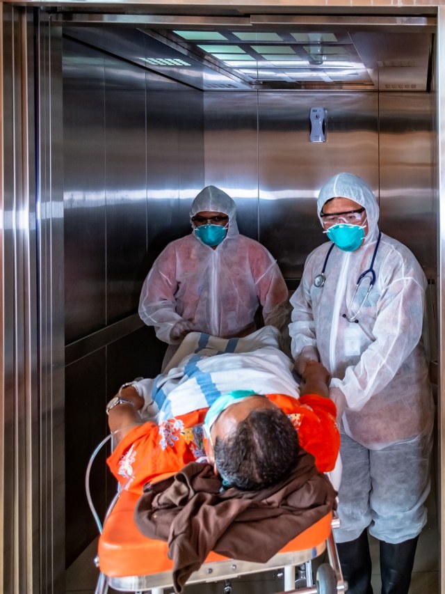 Sejumlah tim medis mengevakuasi seorang pasien menuju Ruang Isolasi Khusus RSUP dr Kariadi saat simulasi penanganan wabah virus novel Coronavirus (nCoV). Foto: ANTARA FOTO/Aji Styawan