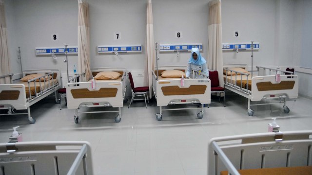 Perawat menata tempat tidur di ruang rawat inap kelas tiga Gedung Perawatan Blok 3 RSUD Kota Bogor. Foto: ANTARA FOTO/Arif Firmansyah