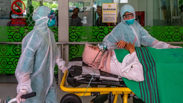 Simulasi penanganan wabah virus corona di RSUP Dr. Kariadi Semarang. Foto: ANTARA/Aji Styawan