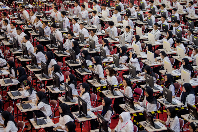 Peserta mengikuti Seleksi Kompetensi Dasar (SKD) berbasis Computer Assisted Test (CAT) Calon Pegawai Negeri Sipil (CPNS) di Gor Arcamanik, Bandung. Foto: ANTARA FOTO/ M Agung Rajasa