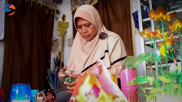 Yayuk saat membuat kerajinan dari sampah botol plastik. (Fernando Fitusia)