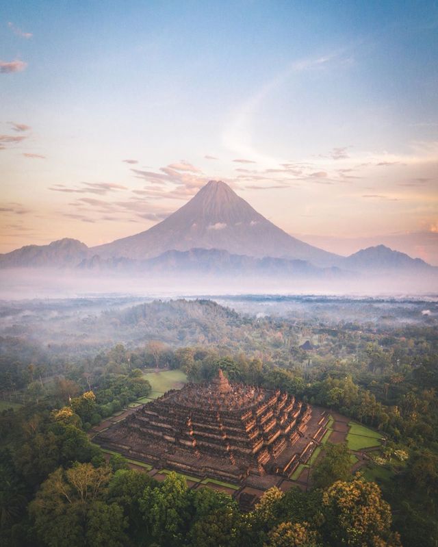 Candi Borobudur dengan latar belakang 'gunung lancip' yang jadi kontroversi. Foto: Jerre Stead via Instagram