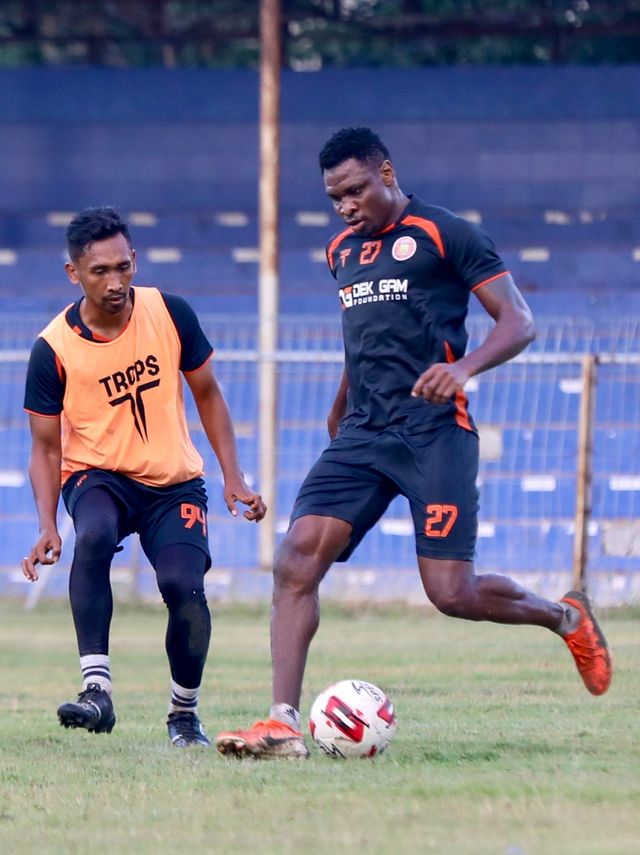 Pemain naturalisasi asal Nigeria, Godstime Egwuatu Ouseloka yang akrab disapa Olisa menjalani trial di Persiraja. Foto: Suparta/acehkini