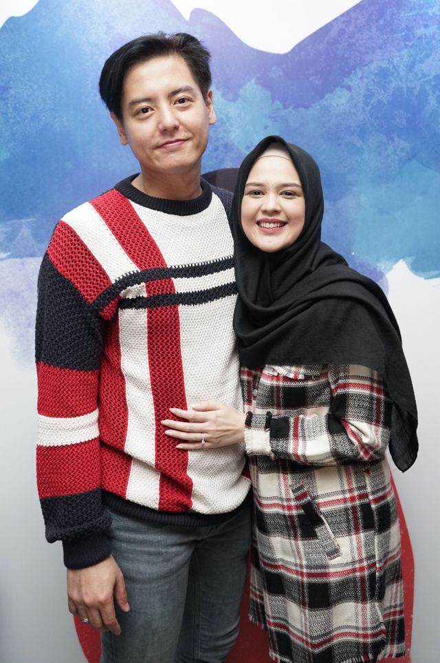 Pasangan Artis Roger Danuarta dan Cut Meyriska dikaruniai anak pertama. Foto: Ronny