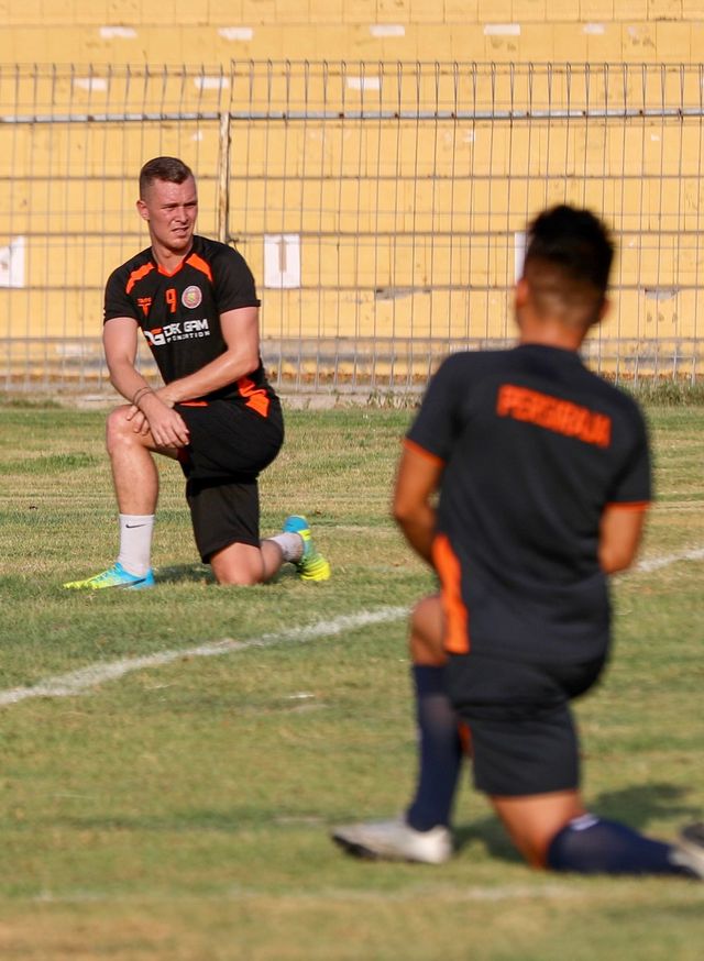 Adam Mitter pemain asing Persiraja asal Inggris saat menjalani latihan perdana di Stadion H Dimurthala, Banda Aceh, Kamis (30/1) sore. Foto: Suparta/acehkini