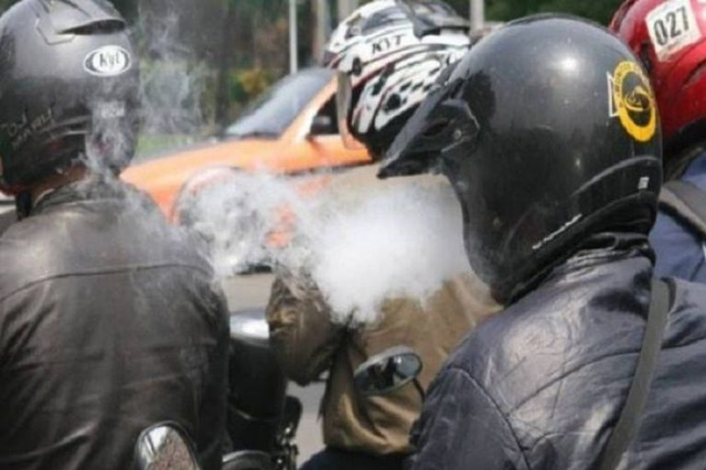 Ilustrasi pemotor yang merokok saat berkendara Foto: dok. Istimewa