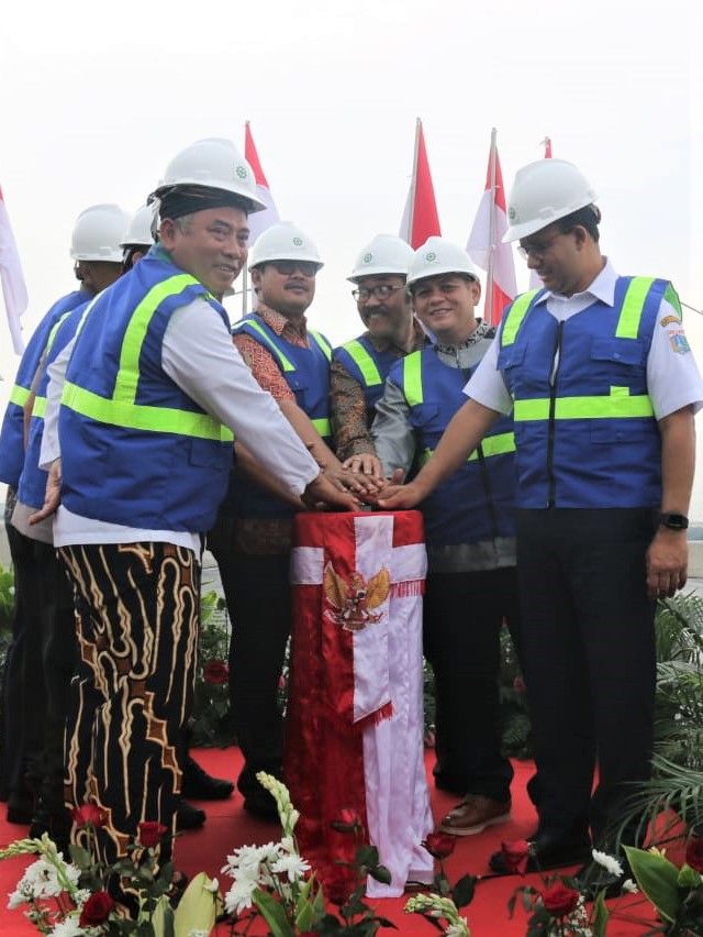 Gubernur DKI Jakarta Anies Baswedan (kanan) meresmikan jalan layang Simpang Cipendawa dan Simpang Rawa Panjang, Bekasi. Foto:  Efira Tamara Thenu/kumparan