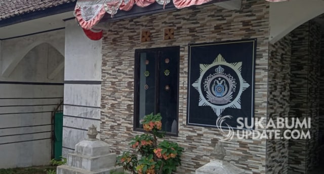 Gambar bertuliskan King of The King yang terpasang di dinding salah satu sudut rumah milik H di Kampung Babakanpari, Desa Tangkil, Kecamatan Cidahu, Kabupaten Sukabumi. | Sumber Foto:Syahrul Himawan