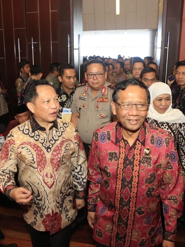 Menteri Dalam Negeri (Mendagri) Tito Karnavian bersama Menkopolhukam Mahfud MD di Anjungan Dukcapil Mandiri (AMD) di Grand City, Surabaya, Jumat (31/1). Foto: Yuana Fatwalloh/kumparan