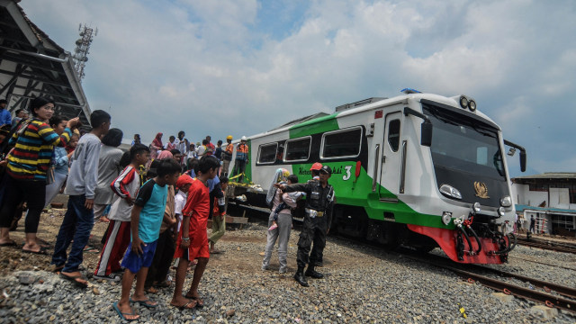 Kereta Api inspeksi saat uji coba jalur perlintasan kereta api Cibatu-Garut di Desa Pakuwon, Kabupaten Garut, Jawa Barat, Jumat (31/1). Foto: ANTARA FOTO/Adeng Bustomi