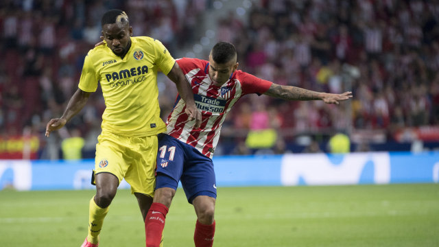 Cedric Bakambu bawa bola (Foto: CURTO DE LA TORRE / AFP)