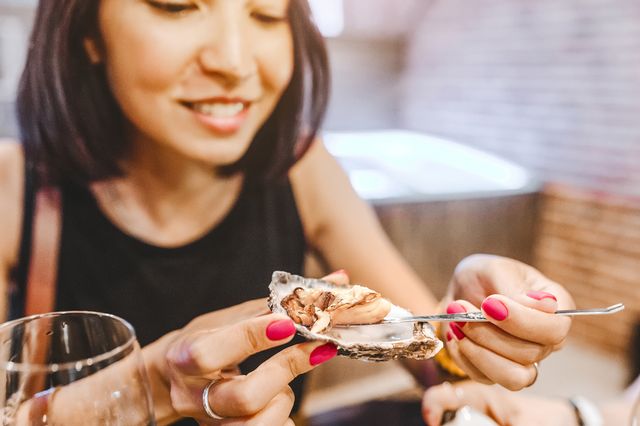 Ilustrasi menikmati oyster mentah Foto: dok.shutterstock