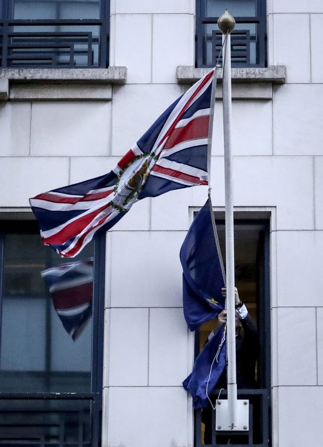 Jelang Brexit bendera Uni Eropa diturunkan dari Kedutaan Besar Inggris di Brussels Foto: Olivier Hoslet/Pool via Reuters