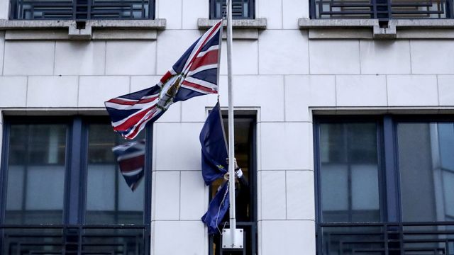 Jelang Brexit bendera Uni Eropa diturunkan dari Kedutaan Besar Inggris di Brussels Foto: Olivier Hoslet/Pool via Reuters