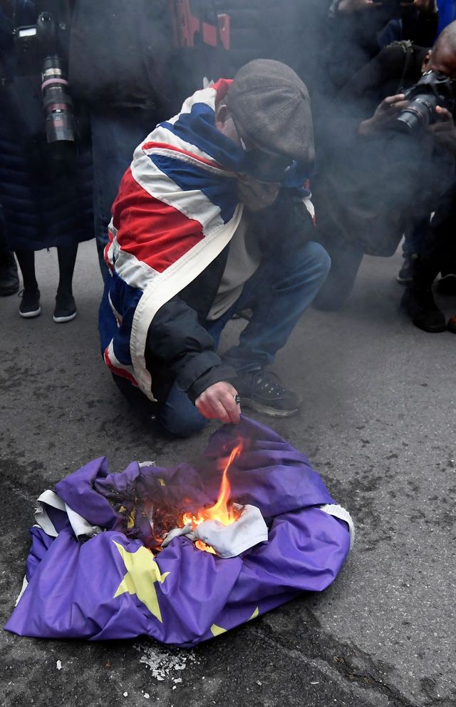 Menyambut Brexit seorang pria Inggris membakar bendera Uni Eropa Foto: Toby Melville/Reuters