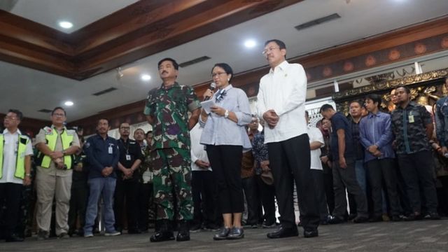 Menteri Luar Negeri, Retno Marsudi (tengah) didamping memberikan sambutan saat pelepasan TIm Evakuasi, Sabtu (1/2). Foto: Irfan Adi Saputra/kumparan