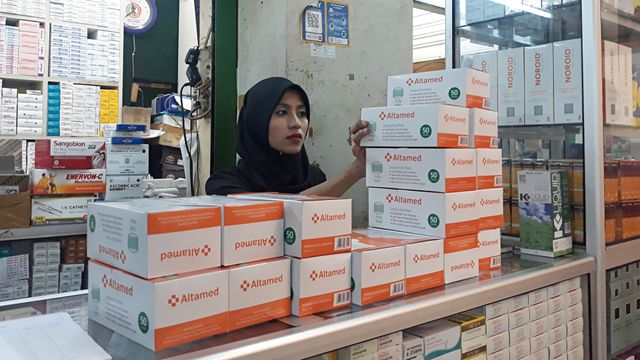 Penjaga toko menyiapkan belasan boks masker yang dipesan warga asing di Pasar Pramuka, Jakarta, Minggu (1/2). Foto: Ema Fitriyani/kumparan